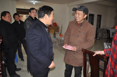 1518483255561274.jpg 慰問困難員工1.jpg