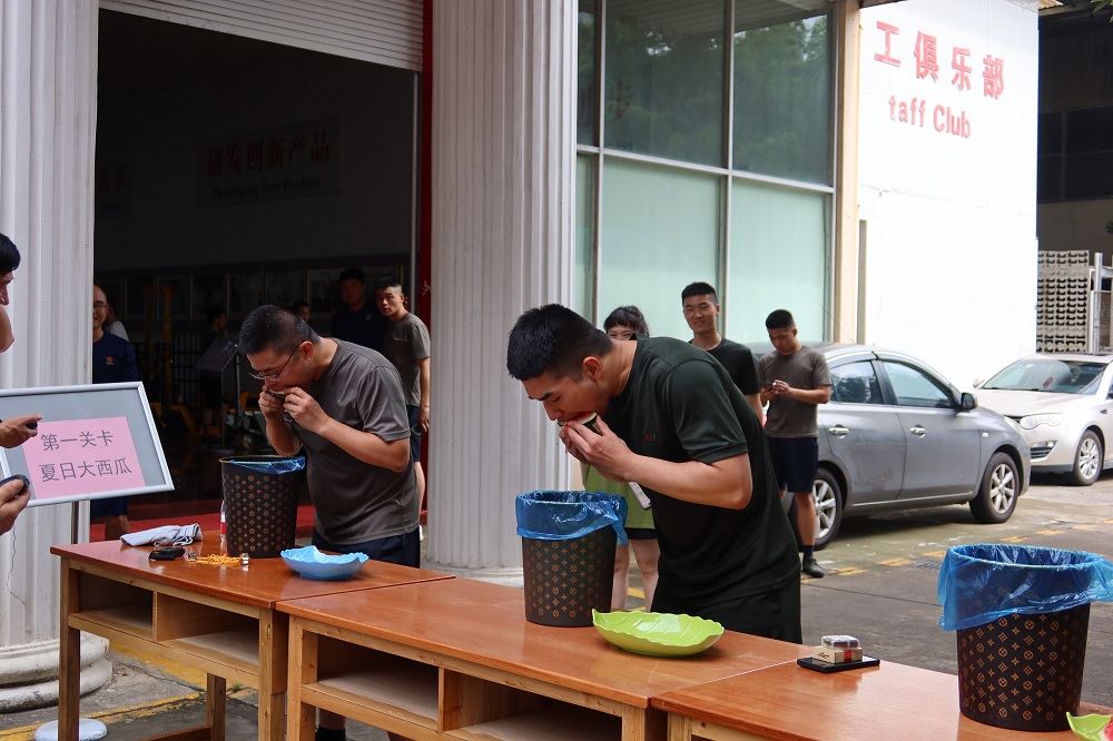 1690876632340375.jpg 吃西瓜.jpg